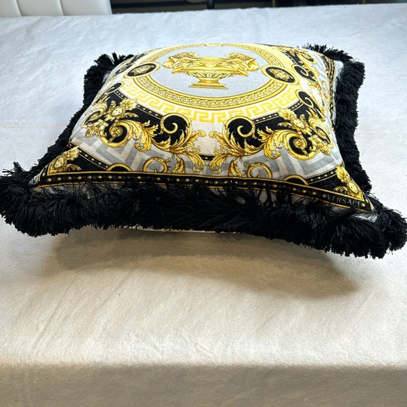VERSACE MEDUSA BAROQUE LARGE BLACK GOLD GREEK KEY ACCENT THROW PILLOW - Picture 6 of 9